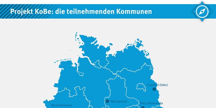 stilisierte Deutschlandkarte die teilnehmenden Kommunen Arnsberg, Bad Liebenwerda, Bamberg, Frankfurt/Oder, Landkreis Harz, Konstanz, Lohmar, Ludwigsburg, Offenbach am Main, Recklinghausen und Wolfhagen verzeichnet sind