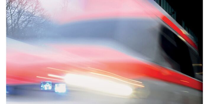 Cover von Anpassung an den Klimawandel: Bevölkerungsschutz mit einem Foto von einem mit hoher Geschwindihkeit vorberfahrenden Krankenwagen