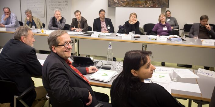 Teilnehmer des Workshops Verkehr sitzen zusammen und diskutieren