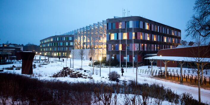 Das Umweltbundesamt in winterlicher Dämmerung