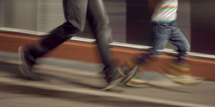 Beine von zwei Personen die schnell laufen