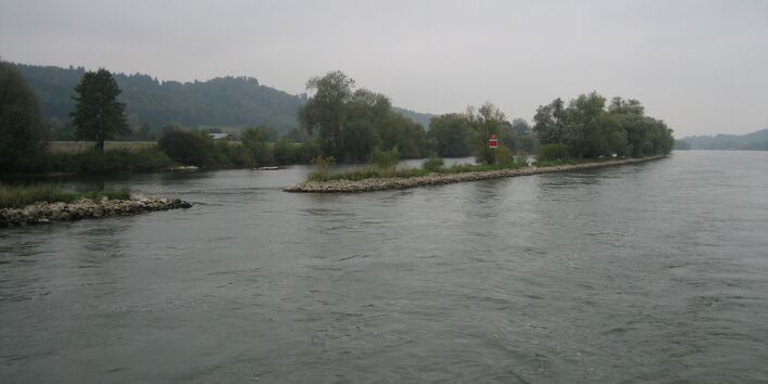 steinbarriere längs zum Ufer in der Donau