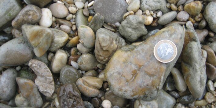 Das Bild zeigt Kies in verschiedenen Größen