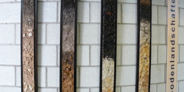 Verschiedene Böden hängen als Lackprofil konserviert auf den Fluren des Regierungspräsidiums in Karlsruhe.