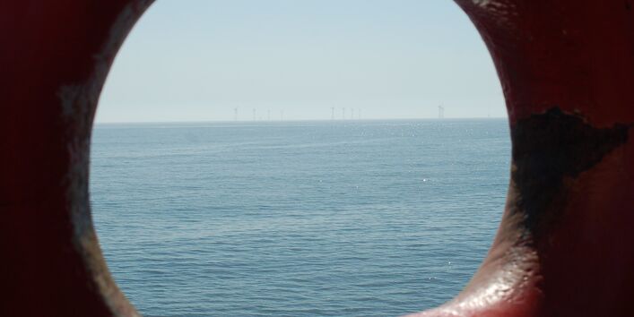 Das Foto zeigt in der Ferne die 12 Windenergieanlagen des Offshore Windparks Alpha Ventus.