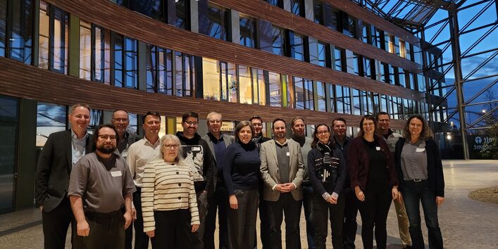 Gruppenfoto im abendlichen Forum des UBA Dessau