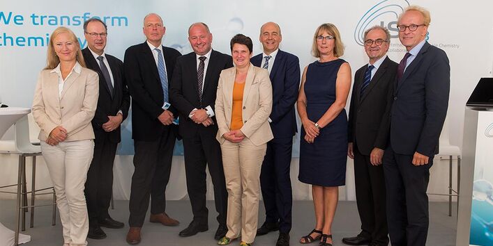 Gruppenfoto vor einem Aufsteller des ISC3