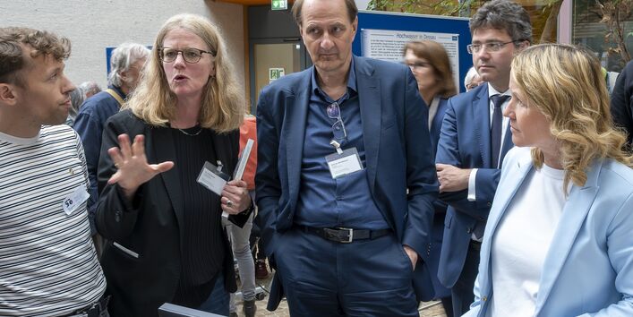 Steffi Lemke und andere an einem Stand mit einem Monitor