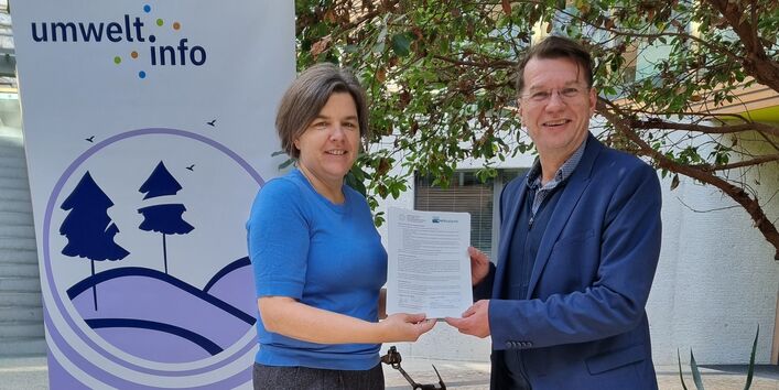 Foto von beiden mit Letter of Intent, dahinter Aufsteller umwelt.info