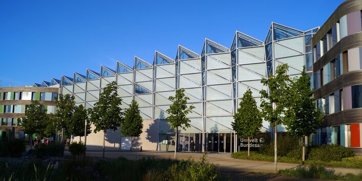 UBA-Gebäude mit Holz- und Glasfassade