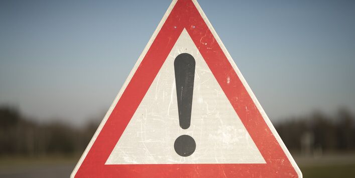 Verkehrsschild Achtung: rot umrandetes Dreieck mit Ausrufezeichen 