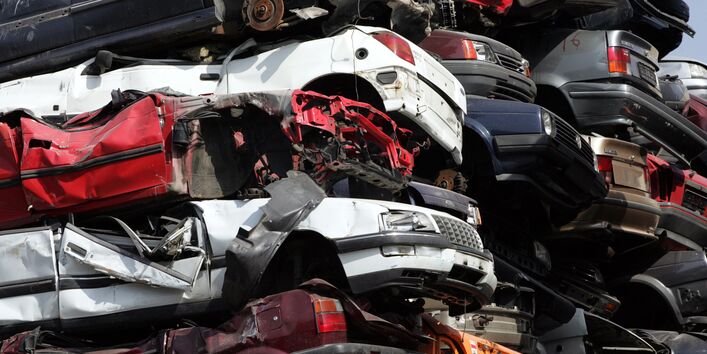 Gepresste Altautos auf einem Schrottplatz