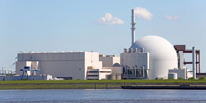 Das Atomkraftwerk Brokdorf an der Elbe