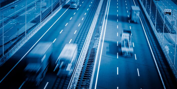 Lkws auf einer Autobahn