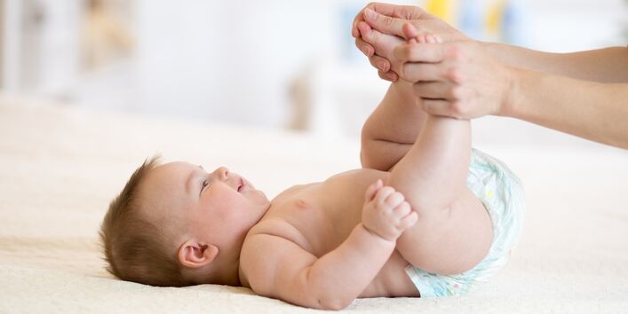 Baby mit Windel auf einer Decke