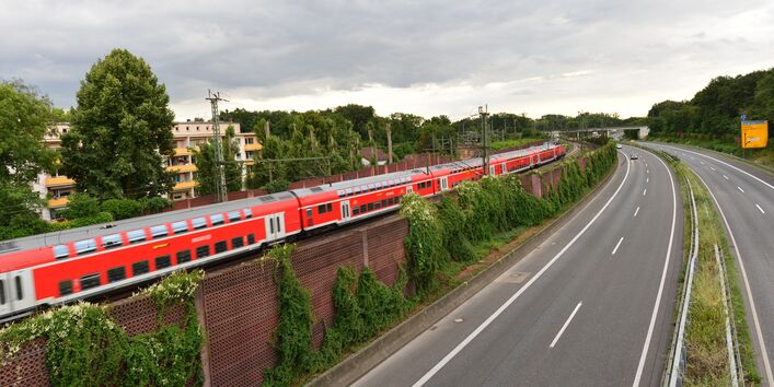 Hochbahn neben einer Autobahn