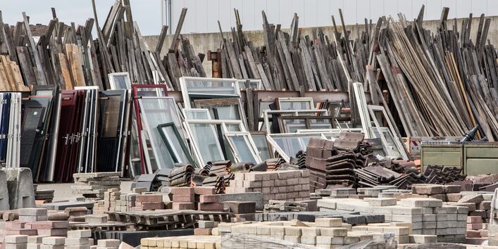 verschiedene Baumaterialien, wie Steine und Fenster, getrennt voneinander gelagert