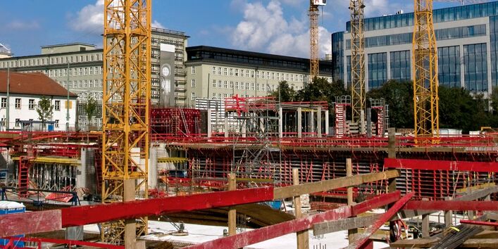 große Baustelle mit Kränen in der Stadt