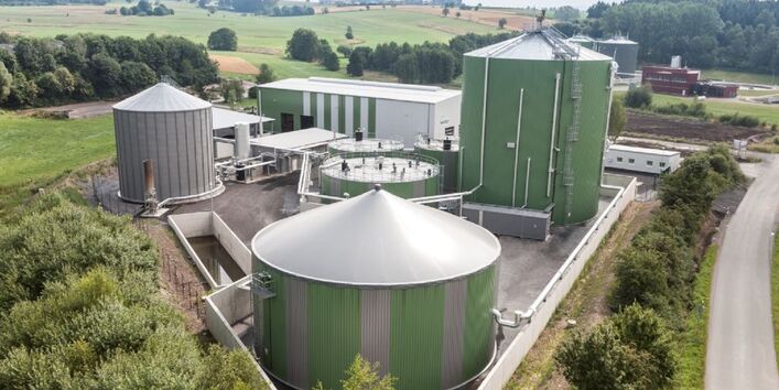Biogasanlage von schräg oben fotografiert