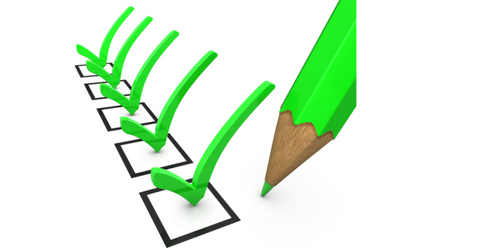 ein grüner Buntstift hakt Checkboxen ab