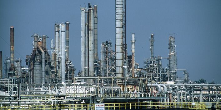 Industrieanlage mit Metall-Röhren