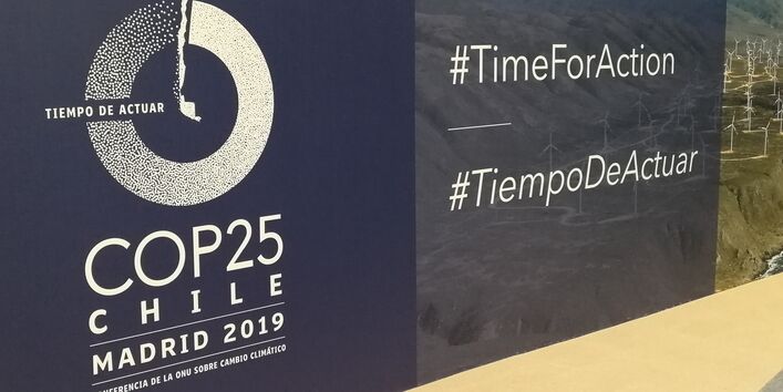 eine Aufsteller zeigt das Logo der COP25 mit dem Slogan "Zeit zu handeln" auf Spanisch und Englisch