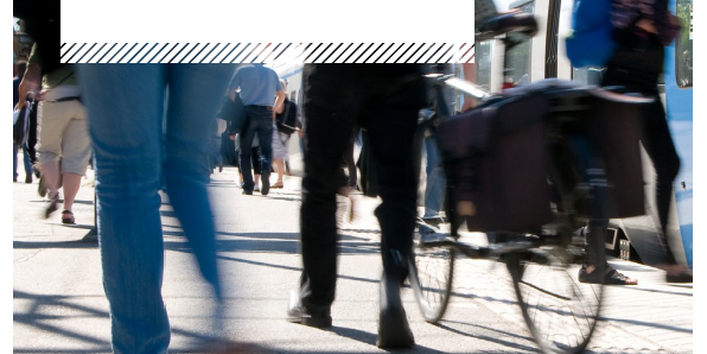 Titelseite der Broschüre "Nachhaltige Mobilität in der Stadt für Morgen: Roadmaps 2030/2045 und ihre Wirkungen" des Umweltbundesamtes. Das Titelbild zeigt Fußgänger, Radfahrer und eine Straßenbahn in der Stadt.