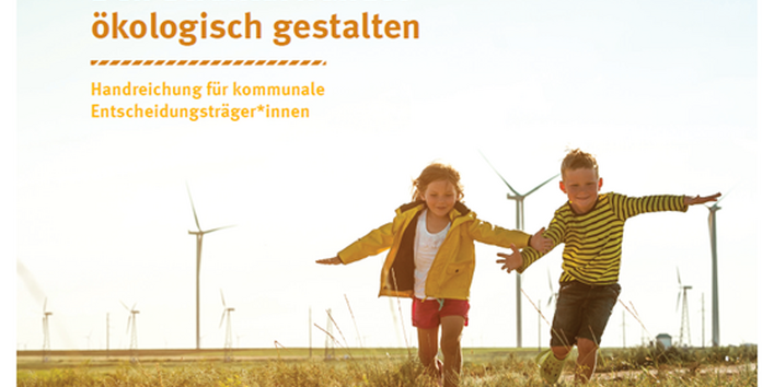 Titelseite der Broschüre "Den Strukturwandel ökologisch gestalten: Handreichung für kommunale Entscheidungsträger*innen" des Umweltbundesamtes. Das Titelfoto zeigt spielende Kinder auf einer Wiese mit Windkraftanlagen.