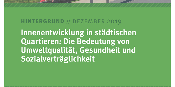 Titelseite des Hintergrundpapiers "Innenentwicklung in städtischen Quartieren" vom Dezember 2019. Titelfoto: Kinder spielen in einer Grünanlage vor Wohnhäusern in der Stadt.