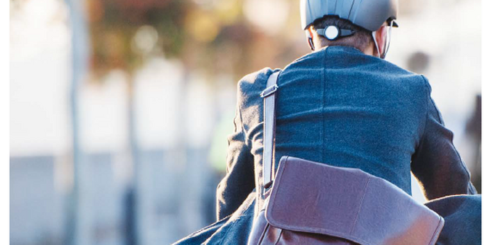 Titellseite der Veröffentlichung "Mobilitätsmanagement in der Bundesverwaltung: Handlungsempfehlungen für die Praxis". Das Titelbild zeigt einen Fahrradfahrer mit Helm und Umhängetasche, unten das Logo des Umweltbundesamtes.