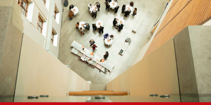 Titelblatt der Broschüre "Nachhaltig wirtschaften für die Agenda 2030: Der Beitrag der Unternehmen zu den globalen Nachhaltigkeitszielen". Das Titelbild zeigt Teilnehmerinnen und Teilnehmer einer Veranstaltung beim Mittagessen an Stehtischen in einem Lichthof. Oben die Logos des Bundesministeriums für Umwelt, Naturschutz und nukleare Sicherheit und des Umweltbundesamtes. Unten das EMAS-Logo.