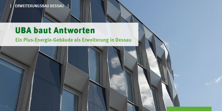 Blick auf das UBA-Gebäude mit seiner Fassade aus Photovoltaik-Elementen