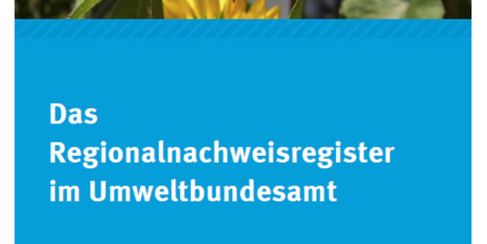 Titelblatt des Faltblatt „Das Regionalnachweisregister im Umweltbundesamt“ mit einem Bild einer Sonnenblume vor einem Hausdach mit Photovoltaik-Anlage. Unten das Logo des Umweltbundesamtes und des Herkunftsnachweisregisters