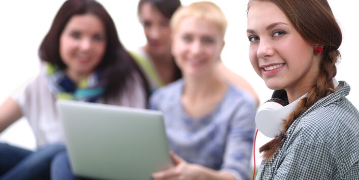 junge Frauen am Laptop