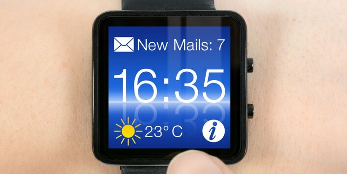 moderne digitale Armbanduhr, die gleichzeitig die Zahl der neuen Mails im Postfach und das Wetter anzeigt