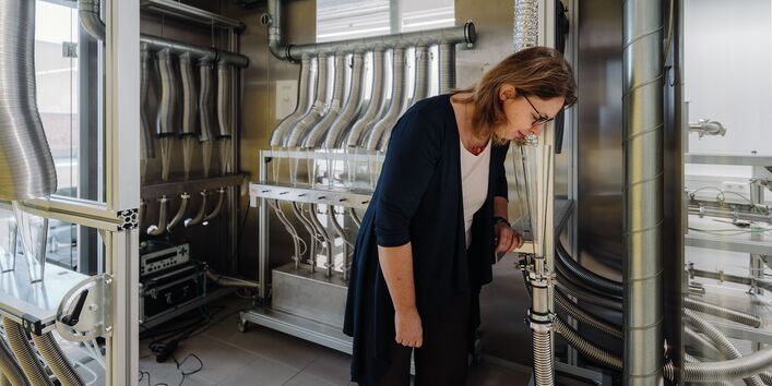 Eine Frau riecht in einem Labor an einer Probe 