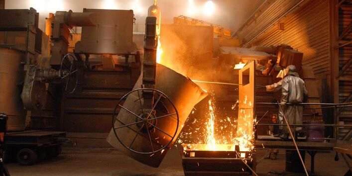 glühendes, flüssiges Eisen wird in einer Eisengießerei verarbeitet