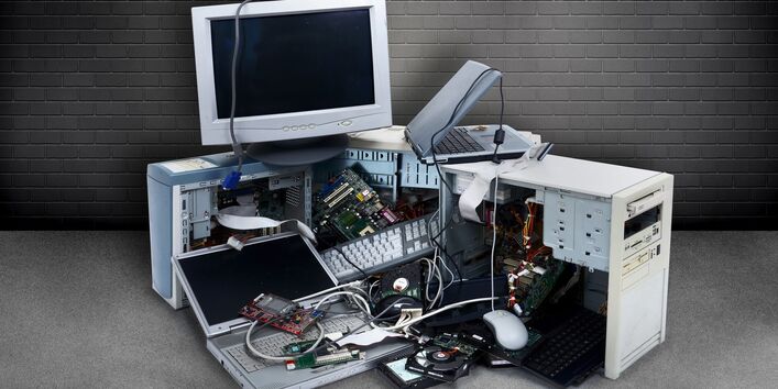 alte Elektrogeräte, wie PC, Computerbildschirm und Laptop