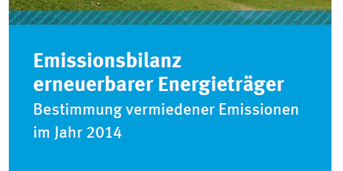 Cover des Faltblatts "Emissionsbilanz erneuerbarer Energieträger - Bestimmung vermiedener Emissionen im Jahr 2014" mit einem Foto einer hügeligen Wiesenlandschaft mit blauem Himmel und weißen Wolken. Unten das Logo des Umweltbundesamts.