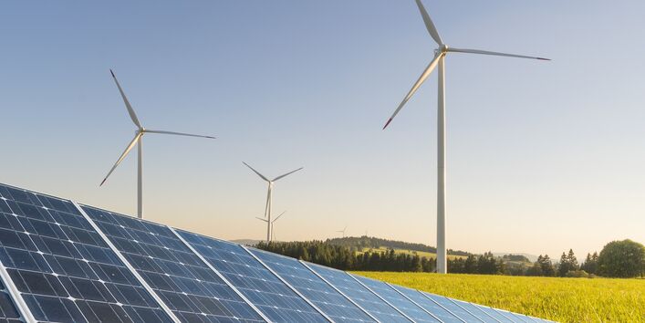 Landschaft mit Photovoltaik-Anlage, Windkrafträdern und Rapsfeld