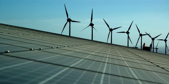 Solarzellen und Windräder