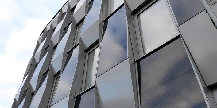 Gebäudefassade aus Photovoltaikmodulen