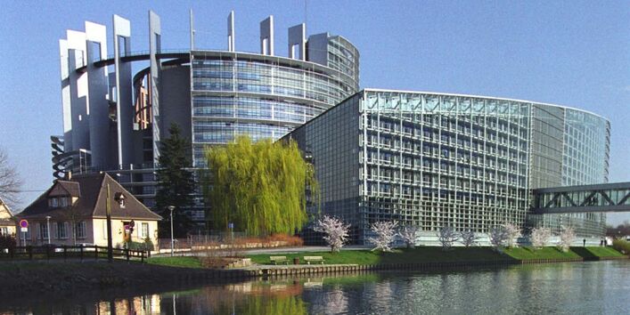 Gebäude des Europäischen Parlaments in Strasburg am Wasser