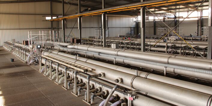 Halle mit einem System dicker Rohre und einem Metallgitterboden