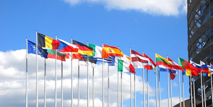 Flaggen der EU und von EU-Mitgliedsstaaten an Fahnenmasten