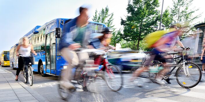 Busse und Fahrradfahrer in der Stadt