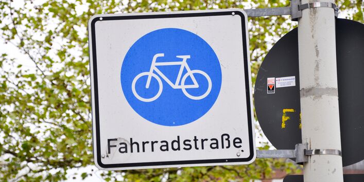 Verkehrsschild "Fahrradstraße" mit einem Piktogramm eines Fahrrads