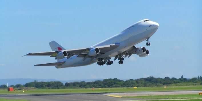 ein Flugzeug hebt von der Startbahn ab