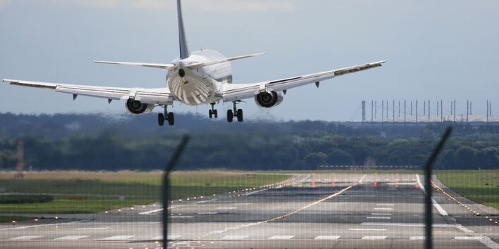 auf einem Flughafen landet ein Flugzeug