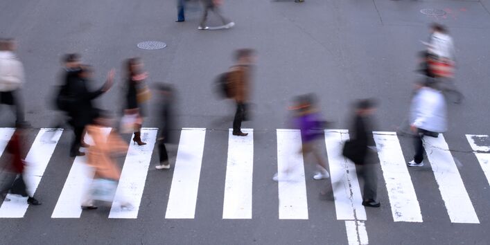 Fußgänger auf Zebrastreifen in der Stadt